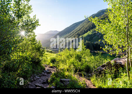 Maroon Bells vue du lever du soleil à Aspen, Colorado dans rocky mountain en été par arbre sur le lac du cratère randonnée pédestre Banque D'Images