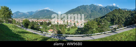 Domodossola, important ville italienne. Vue vers la Vallée de Vigezzo Banque D'Images