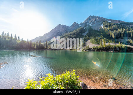 Maroon Bells rocky mountain snow peak view avec Creater Lake en Californie en été vue grand angle avec un soleil éclatant et les reflets Banque D'Images