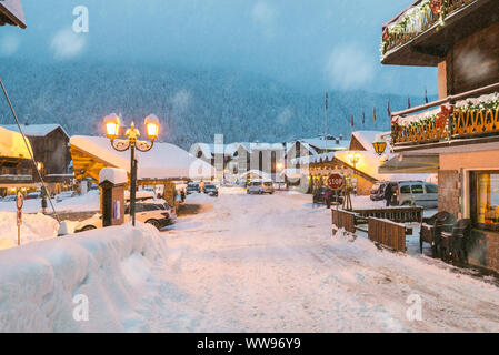 Village européen de la montagne en hiver. Macugnaga et les Alpes italiennes Banque D'Images