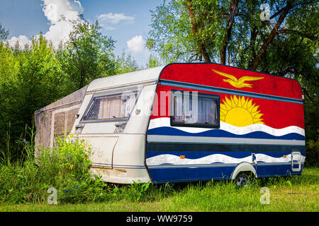 Une voiture remorque, d'une autocaravane, peint dans le drapeau national de Kiribati est stationné dans une zone montagneuse. Le concept du transport routier, du commerce, de l'exportation Banque D'Images