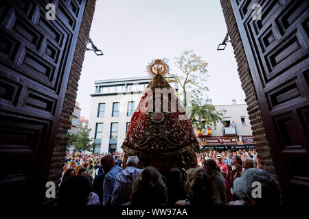 Mostoles, Espagne. Sep 12, 2019. L'image de la Vierge Marie (Nuestra Senora de los Santos) observé au début de sa procession traditionnelle. La procession a été célébrée dans la ville depuis le 16ème siècle et est une attraction touristique dans la région. Credit : SOPA/Alamy Images Limited Live News Banque D'Images
