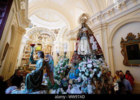 Mostoles, Espagne. Sep 12, 2019. L'image de la Vierge Marie (Nuestra Senora de los Santos) vu sa procession traditionnelle. La procession a été célébrée dans la ville depuis le 16ème siècle et est une attraction touristique dans la région. Credit : SOPA/Alamy Images Limited Live News Banque D'Images