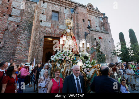Mostoles, Espagne. Sep 12, 2019. L'image de la Vierge Marie (Nuestra Senora de los Santos) observé au début de sa procession traditionnelle. La procession a été célébrée dans la ville depuis le 16ème siècle et est une attraction touristique dans la région. Credit : SOPA/Alamy Images Limited Live News Banque D'Images
