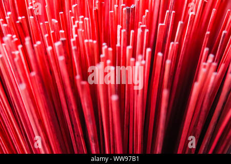 Gros plan sur les bâtonnets d'encens faits main aux couleurs audacieuses dans le célèbre village d'Encens Thuy Xuan à Hue, au Vietnam Banque D'Images