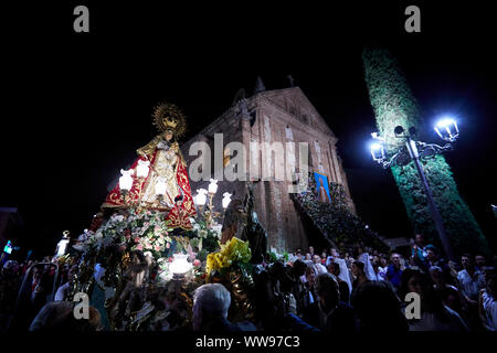 Mostoles, Espagne. Sep 12, 2019. L'image de la Vierge Marie (Nuestra Senora de los Santos) au cours de sa traditionnelle procession avec Saint Simon de Rojas. La procession a été célébrée dans la ville depuis le 16ème siècle et est une attraction touristique dans la région. Credit : SOPA/Alamy Images Limited Live News Banque D'Images