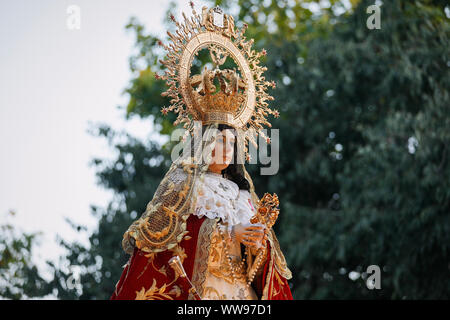 Mostoles, Espagne. Sep 12, 2019. L'image de la Vierge Marie (Nuestra Senora de los Santos) au cours de sa traditionnelle procession avec Saint Simon de Rojas. La procession a été célébrée dans la ville depuis le 16ème siècle et est une attraction touristique dans la région. Credit : SOPA/Alamy Images Limited Live News Banque D'Images