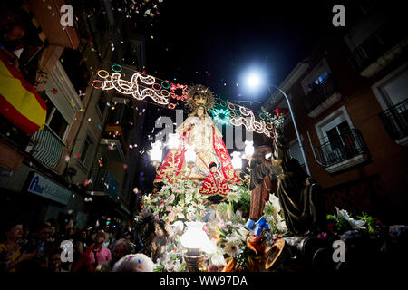Mostoles, Espagne. Sep 12, 2019. L'image de la Vierge Marie (Nuestra Senora de los Santos) au cours de sa traditionnelle procession avec Saint Simon de Rojas. La procession a été célébrée dans la ville depuis le 16ème siècle et est une attraction touristique dans la région. Credit : SOPA/Alamy Images Limited Live News Banque D'Images
