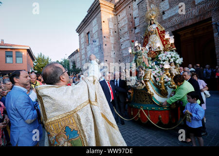 Mostoles, Espagne. Sep 12, 2019. Un prêtre bénit l'image de la Vierge Marie (Nuestra Senora de los Santos) au début de sa procession traditionnelle. La procession a été célébrée dans la ville depuis le 16ème siècle et est une attraction touristique dans la région. Credit : SOPA/Alamy Images Limited Live News Banque D'Images