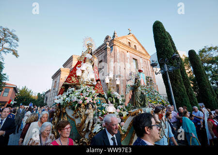 Mostoles, Espagne. Sep 12, 2019. L'image de la Vierge Marie (Nuestra Senora de los Santos) observé au début de sa procession traditionnelle. La procession a été célébrée dans la ville depuis le 16ème siècle et est une attraction touristique dans la région. Credit : SOPA/Alamy Images Limited Live News Banque D'Images