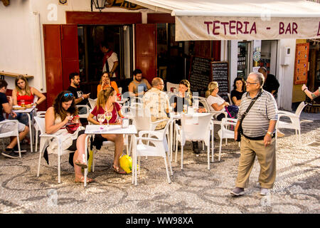 Les personnes qui mangent au bar Teteria situé à Grenade, Espagne. Banque D'Images