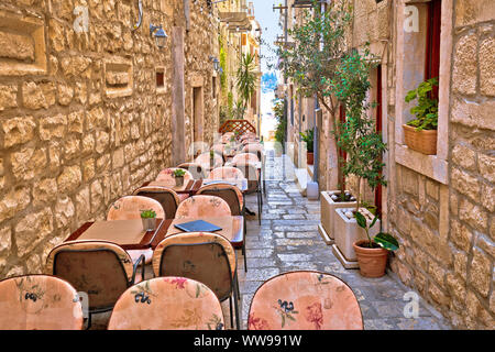 Restaurant pierre étroit dans la rue Vieille ville méditerranéenne de Korcula, Dalmatie du sud Région de la Croatie Banque D'Images