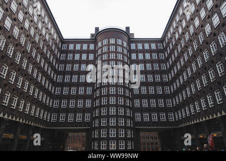Les vastes rangées de fenêtres dans la cour de l'immeuble Sprinkenhof à Hambourg, Allemagne. Conçu par Fritz Höger et achevé en 1943 Banque D'Images