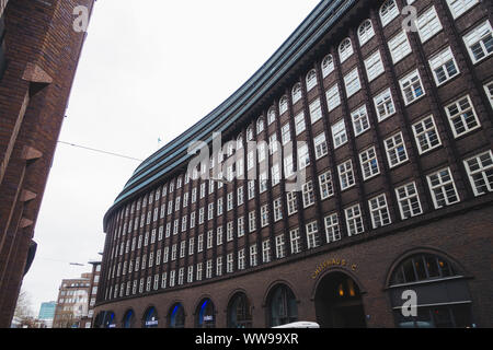 L'emblématique de l'expressionnisme de brique noire balayant conception de la Chilehaus (Chili) Maison à Hambourg. Conçu par l'architecte Fritz Höger et achevé en 1924 Banque D'Images