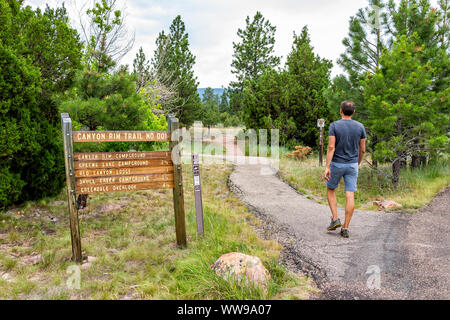 Dutch John, USA - Le 24 juillet 2019 : Canyon Rim Trail avec de l'information directionnelle pour signer à Flaming Gorge Lodge donne sur le parc national de l'Utah et l'homme wa Banque D'Images