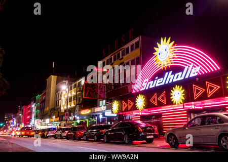 L'entrée de néon lumineux MERKUR Spielhalle Spielothek / jeux vidéo vu la nuit sur la Reeperbahn, Hambourg, Allemagne Banque D'Images