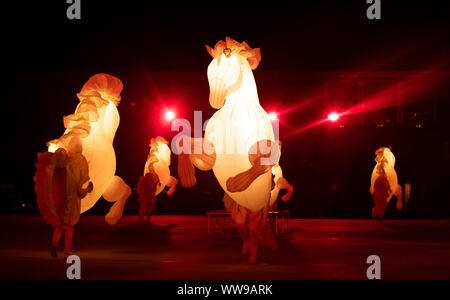 Chevaux blancs lumineux gonflables lors du spectacle arts production flers un cheval à la Pièce Hall classé Grade I, à Halifax, dans le Yorkshire. Banque D'Images