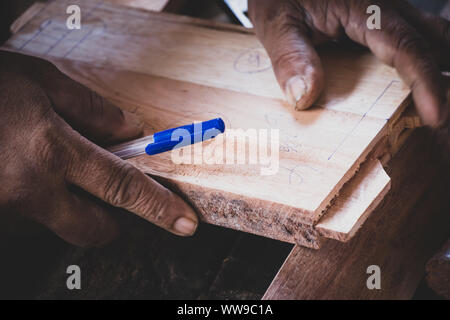 Menuisier travaillant sur machines à bois en atelier de menuiserie Banque D'Images