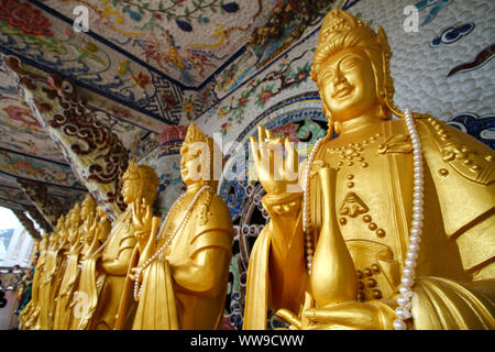 Statues géantes d'or exposées à la Pagode Linh Phuoc ou à la Pagode VE Chai à Da lat, Vietnam Banque D'Images