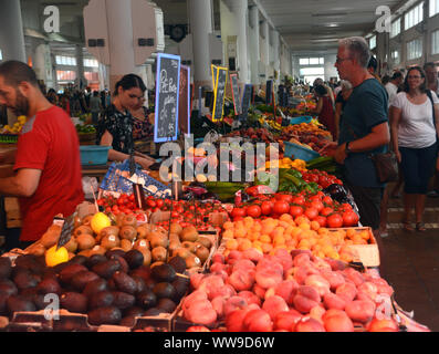 L'homme l'achat des fruits dans Marché Couvert Forville, Cannes, France, UNION EUROPÉENNE Banque D'Images