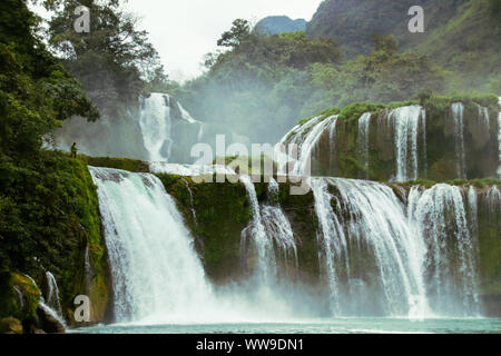 - Ban Gioc Detian Falls ou chutes Ban Gioc Ducthien sur le Quây Sơn River, qui chevauchent la frontière internationale entre le Vietnam et la Chine Banque D'Images