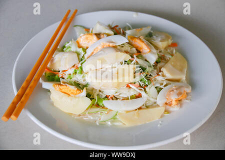 Salade de pommes de terre maison avec œuf pour un cétogène sain régime alimentaire Banque D'Images