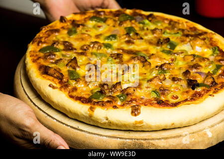 Pan Pizza prendre d'un côté libre de tenir la main Banque D'Images