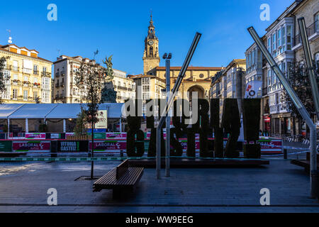 Vitoria Gasteiz, main square (Plaza de la Virgen Blanca) avec symbole de la Capitale verte européenne a été accordé en 2012, Pays Basque, Espagne Banque D'Images