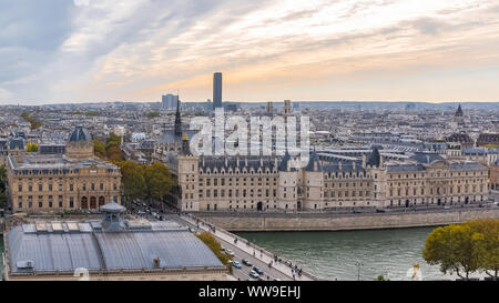 Paris, panorama de la Conciergerie sur l'ile de la Cité, sur la Seine, avec la Tour Montparnasse en arrière-plan Banque D'Images