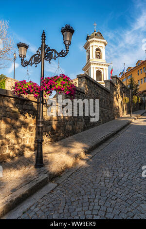 Street dans la vieille ville de Plovdiv ville avec clocher coloré à l'entrée d'Assomption de la Sainte Vierge l'Église, Bulgarie Banque D'Images