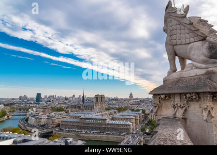 Lion sculpté qui reste sur les toits de Paris et la cathédrale notre-Dame, au sommet de la tour Saint Jacques Banque D'Images