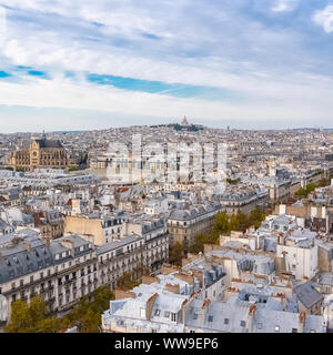 Paris, toits typiques, de beaux bâtiments avec l'église Saint-Eustache, vue aérienne de la Tour Saint-Jacques Banque D'Images