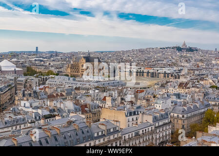 Paris, toits typiques, de beaux bâtiments avec l'église Saint-Eustache, vue aérienne de la Tour Saint-Jacques Banque D'Images