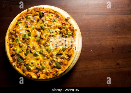 Pan Pizza prendre de haut côté gauche Banque D'Images