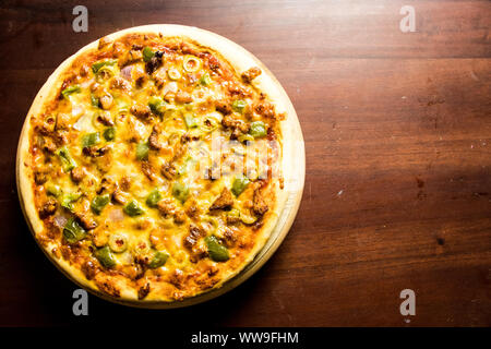 Pan Pizza prendre de haut côté gauche Banque D'Images