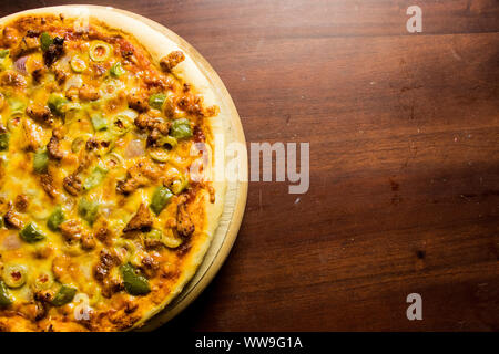 Pan Pizza moitié prendre de haut côté gauche Banque D'Images