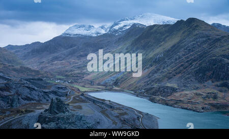 Paysage magnifique image de Dinorwig Mine d'Ardoise et de sommets Snowdon Mountain en arrière-plan pendant l'hiver dans le Snowdonia avec Llyn Peris en premier plan Banque D'Images