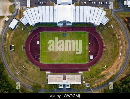 Vue aérienne du terrain de football du stade vide et en Malaisie, au coucher du soleil. Banque D'Images