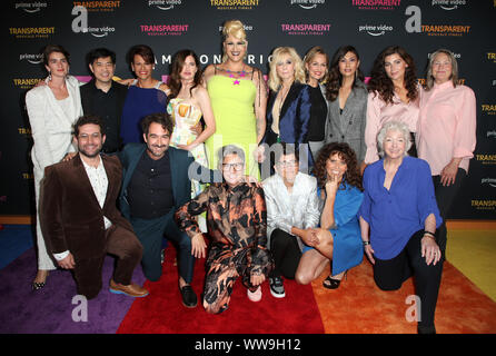 Los Angeles, Ca. 13 Sep, 2019. Gaby Hoffmann, Albert Cheng, Alexandra Billings, Kathryn Hahn, Shakina Nayfack, Judith Light, Melora Hardin, Pluie Valdez, Trace Lysette, Cherry Jones, Joe Lewis, Jay Duplass, Jill Soloway, Faith Soloway, Amy Landecker, à la première de 'Amazon' Transparent Musicale Finale du Regal Cinemas L.A. Vivre à Los Angeles, Californie le 13 septembre 2019. Credit : Faye Sadou/media/Alamy Punch Live News Banque D'Images