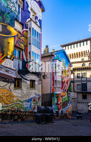 Murale Vitoria Gasteiz, circuit, une galerie haute en couleurs de peintures murales peintes sur les maisons au coeur de la Ville, Pays Basque, Espagne Banque D'Images