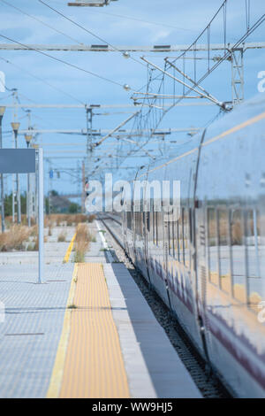 Grillage et ciel bleu de bas profil en metal train. Vertical image Banque D'Images