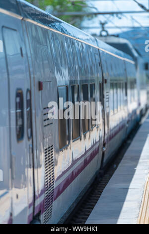 Côté train métallique et bleu ciel en gare. Vertical image Banque D'Images