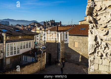 La ville de Vitoria-Gasteiz centre historique, avec la Place Virgen Blanca et la nouvelle cathédrale en arrière-plan, Pays Basque, Espagne Banque D'Images