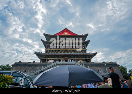 Xian, Chine - Juillet 2019 : personne avec un parapluie en face de la célèbre Tour du tambour dans la ville Xian, Shaaxi Province Banque D'Images