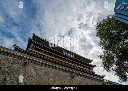Xian, Chine - Juillet 2019 : imposant monument Tour du tambour dans la ville Xian, Shaaxi Province Banque D'Images