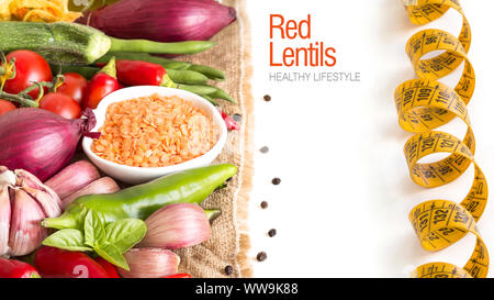 Dans un bol de lentilles rouges et légumes isolated on white Banque D'Images