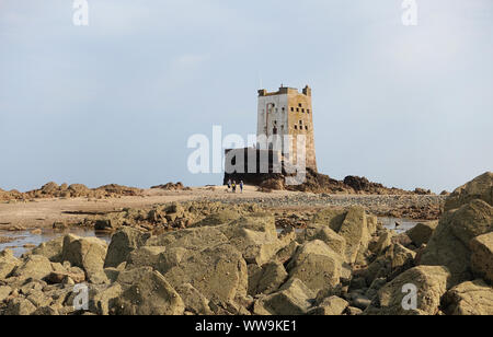 Seymour tower, Jersey, Royaume-Uni 23 Juillet 2019 : une tour de défense côtière sur une île rocheuse à marée basse à environ 2km du rivage Banque D'Images