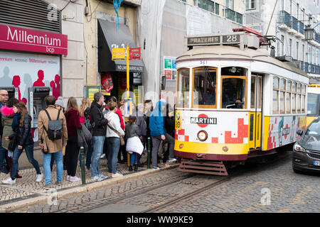 Lisbonne, Portugal 17 Avril 2019 : Les passagers qui attendent à bord d'un tramway dans le quartier de Chiado de Lisbonne, Portugal Banque D'Images