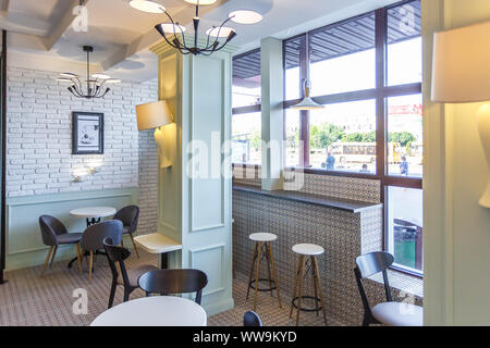 Minsk, Belarus - Septembre 2019 : eco en bois des tables et des chaises dans un café de jeunes avec des colonnes Banque D'Images