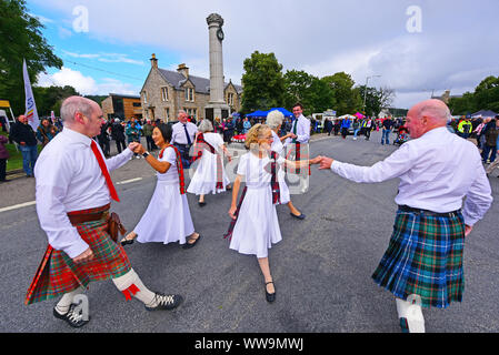 Pays traditionnel écossais danseurs d'effectuer dans la place de la ville de Grantown on Spey Morayshire. Banque D'Images